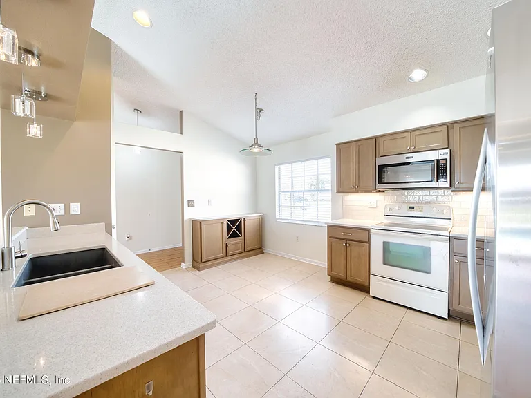 5628 Loma Vista Dr W — Photo 18