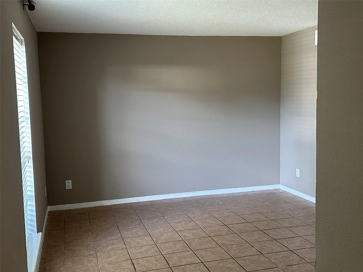 3 bed, 1.5 bath, 1220 sqft, $1,650 — Photo 4