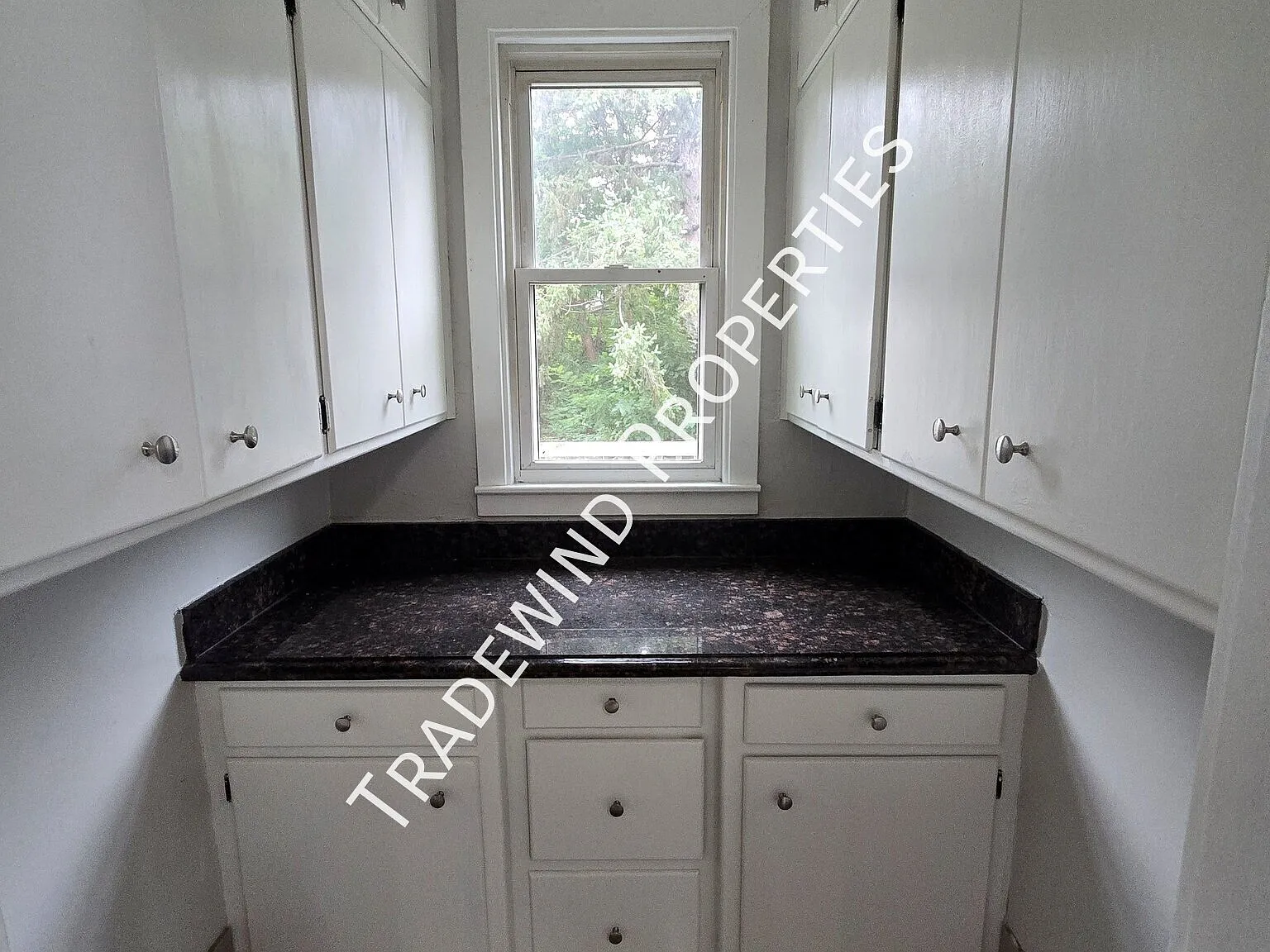 Charming 3 Bed, 1 Bath Home — Photo 4