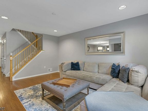 5th image of 47 Mayflower Dr