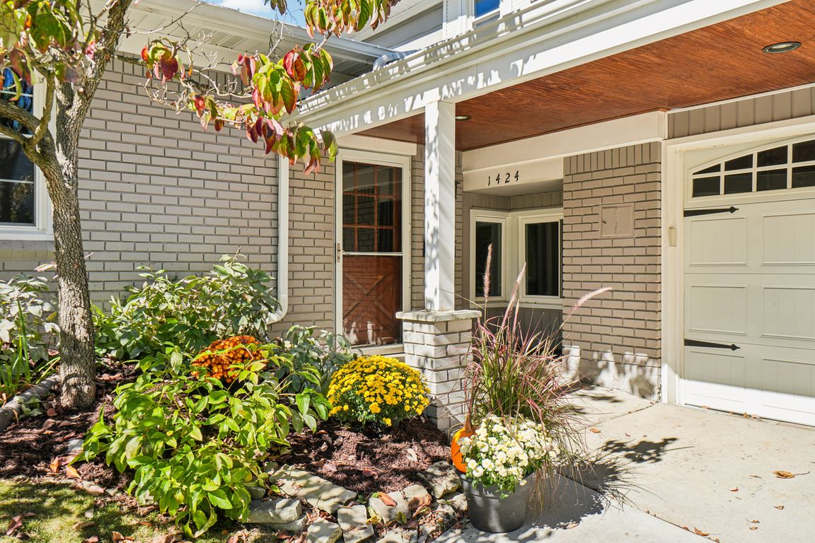 Fairway Dr-S0910-004.jpg