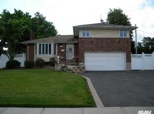 3948 Appletree Ln, Seaford, NY 11783