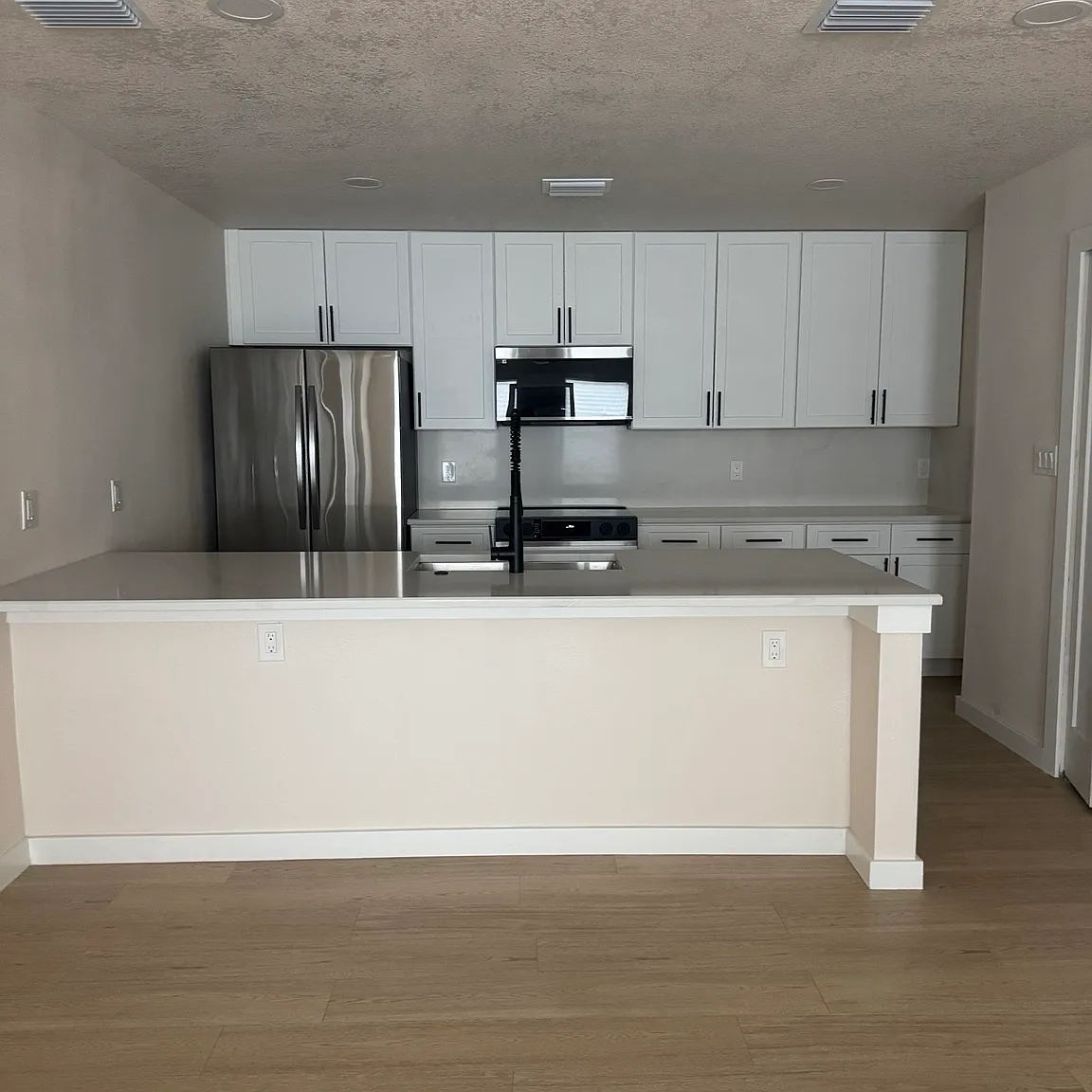 3 bed, 2.5 bath, 1159 sqft, $2,400 — Photo 2