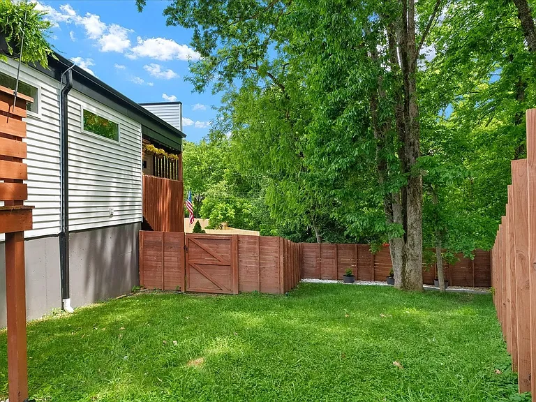 308 Sunliner Dr — Photo 33