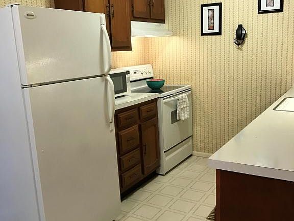 5th image of 873D Balmoral Ct