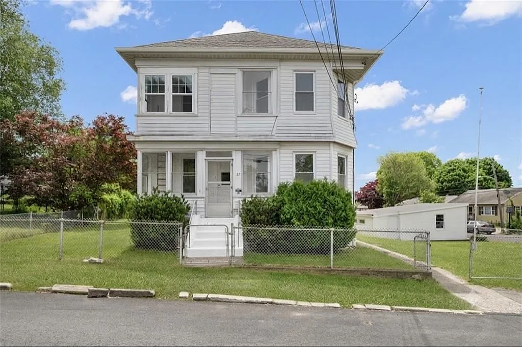 2 bed, 1.0 bath, 901 sqft, $2,000 — Photo 2