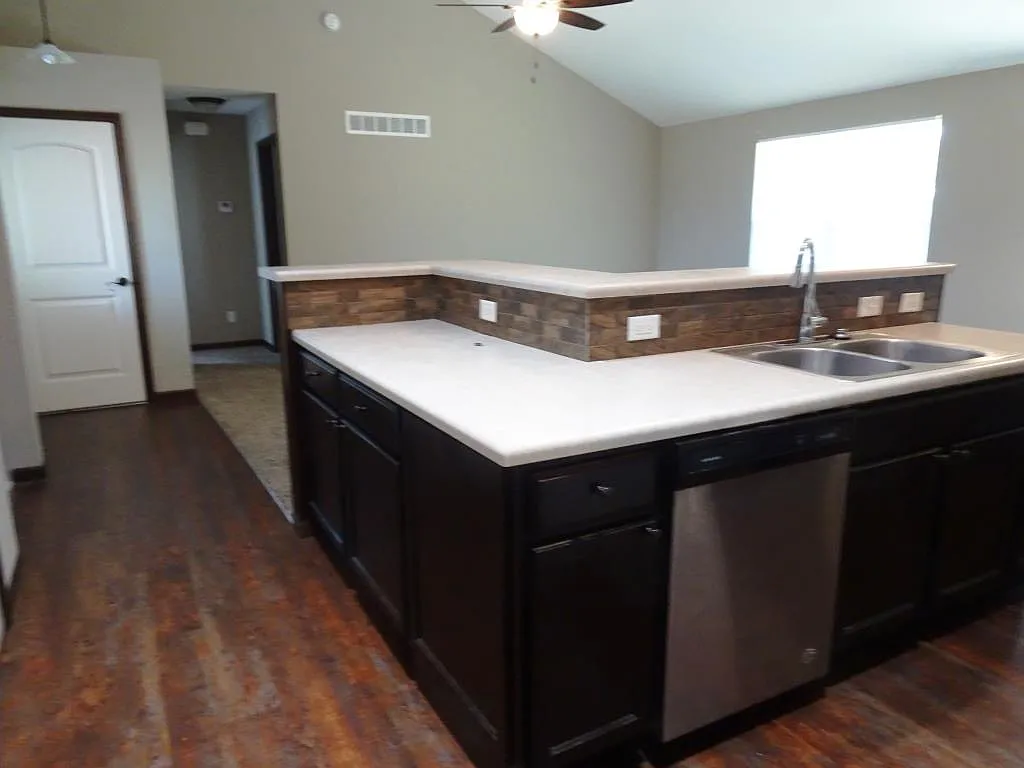 4 bed, 2400 sqft, $2,450 — Photo 4
