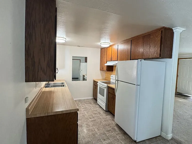 555 Hamlin Dr — Photo 5