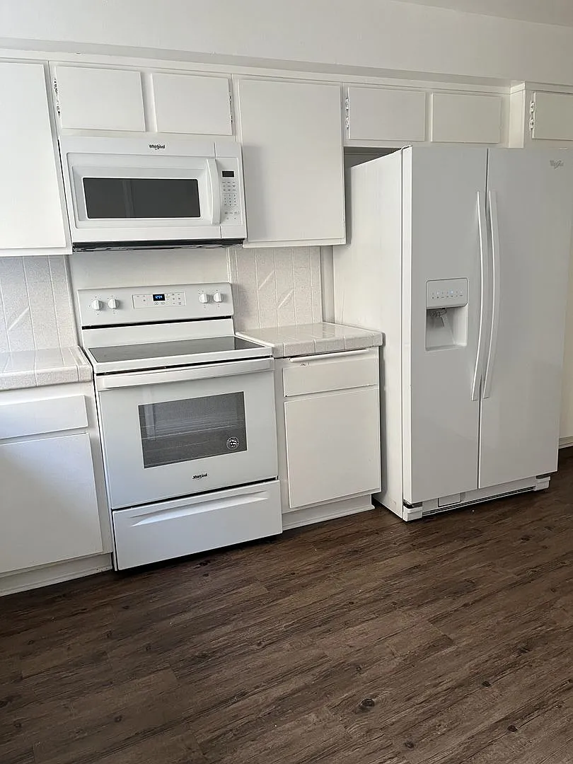 17440 Burbank Blvd — Photo 3