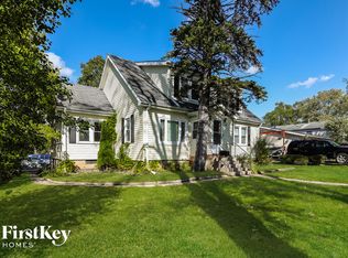14 E Willow Dr, Round Lake Park, IL