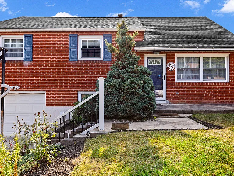 203 Ashwood Way — Photo 1
