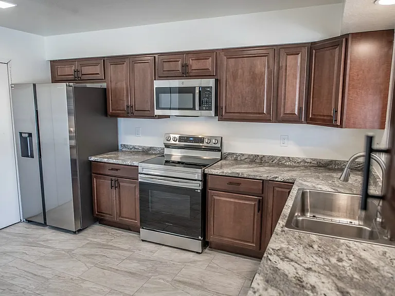 409 Longwood Dr NE — Photo 11