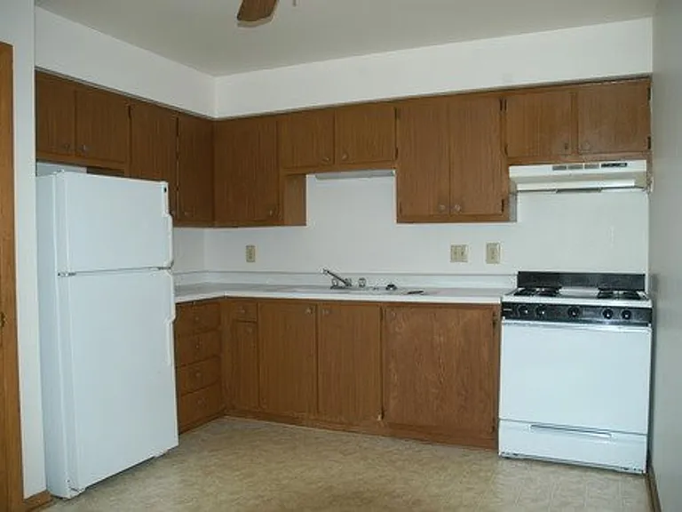 Garden Circle Apartments — Photo 10