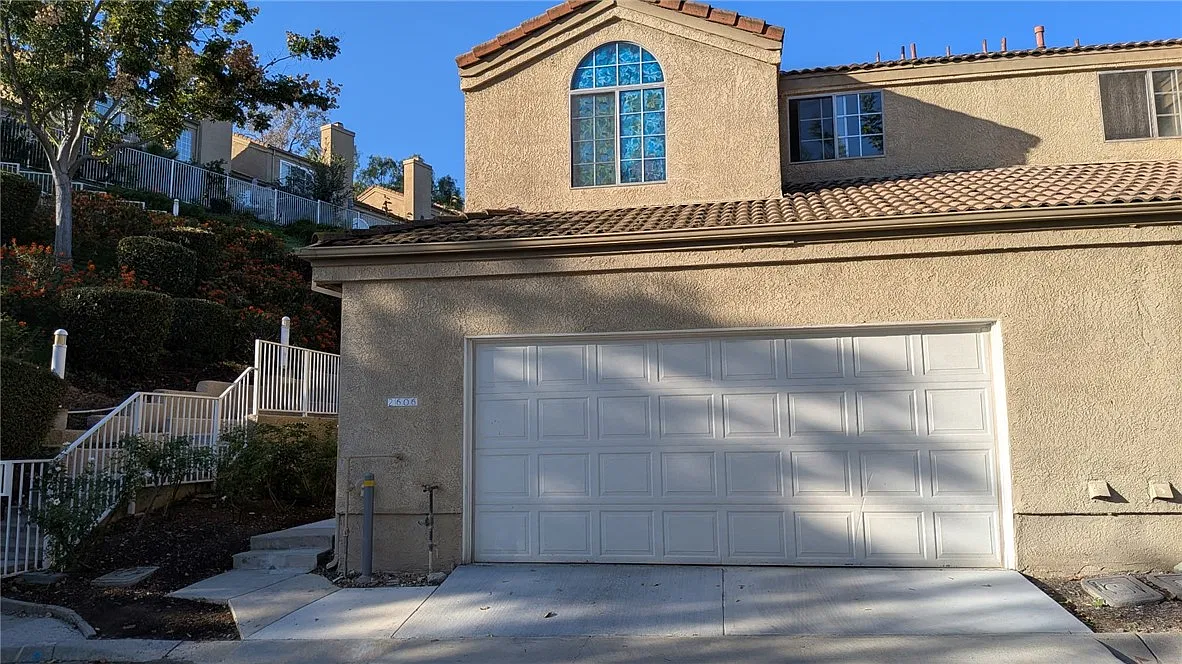 3 bed, 1352 sqft, $3,300 — Photo 1