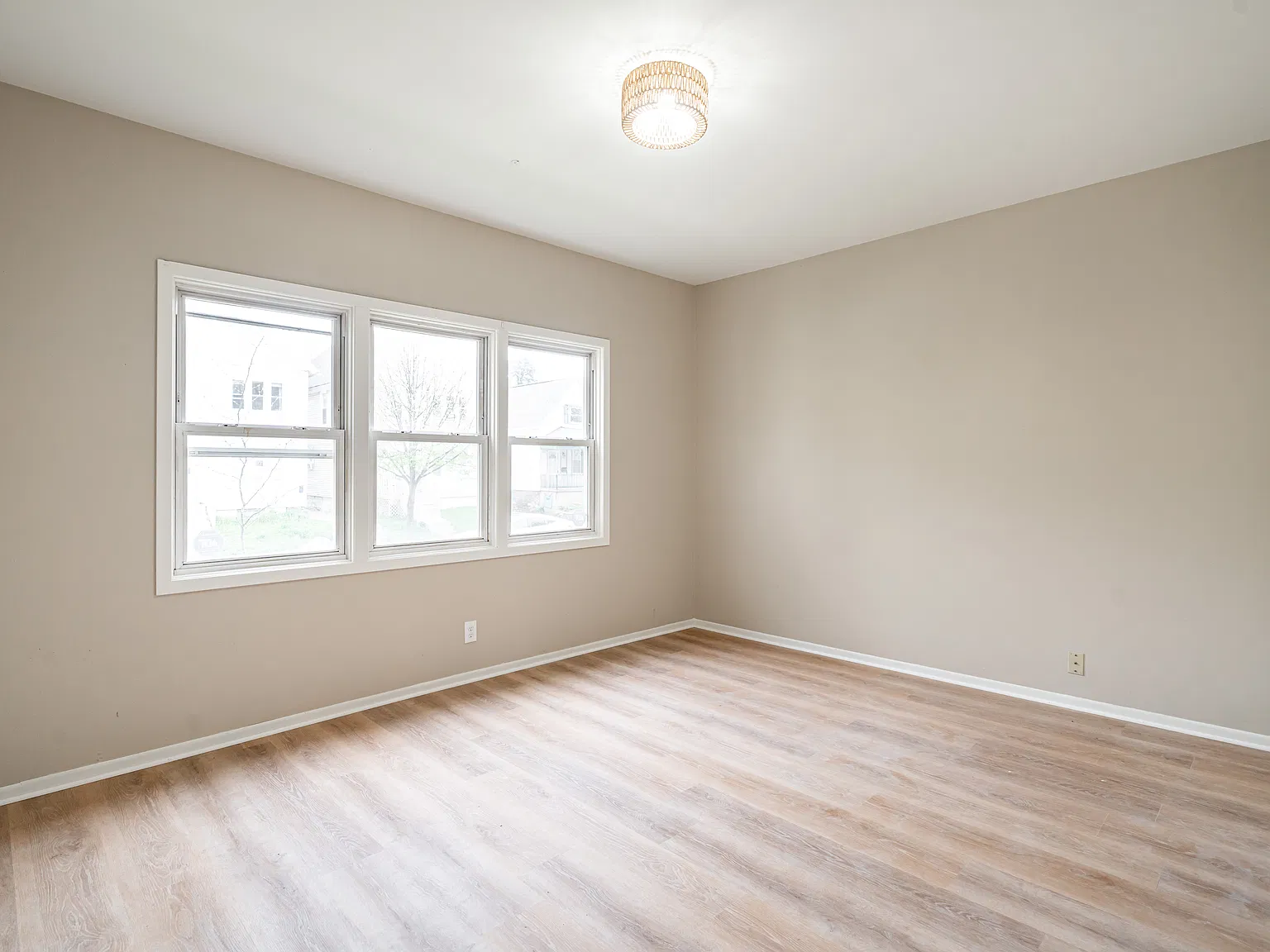 2 bed, 900 sqft, $1,600 — Photo 2