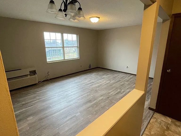 York Villa Apartments — Photo 4