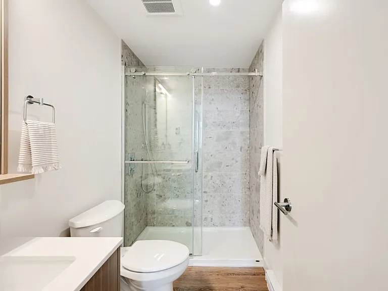 480 Esquimalt Rd — Photo 59