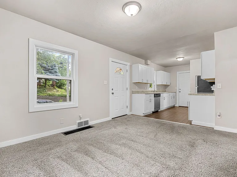2900 Oxford St — Photo 3