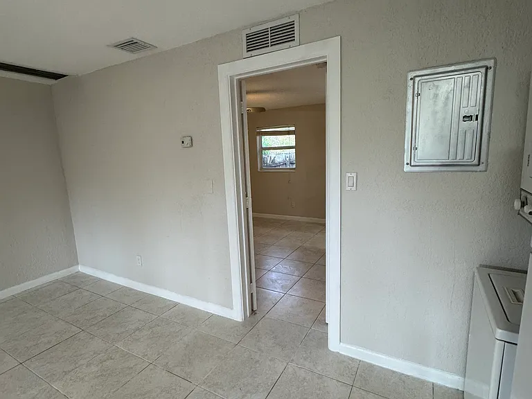 700 SW 15th Ave #6 — Photo 5