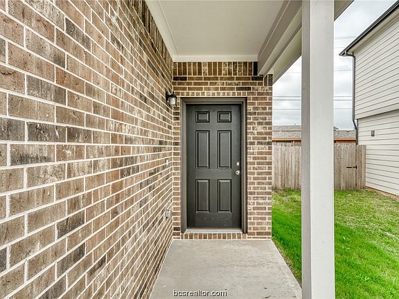 4th image of 1418 Desire Ln