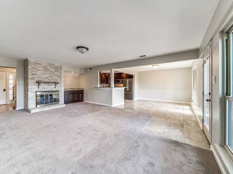 5866 Royal Rdg — Photo 2