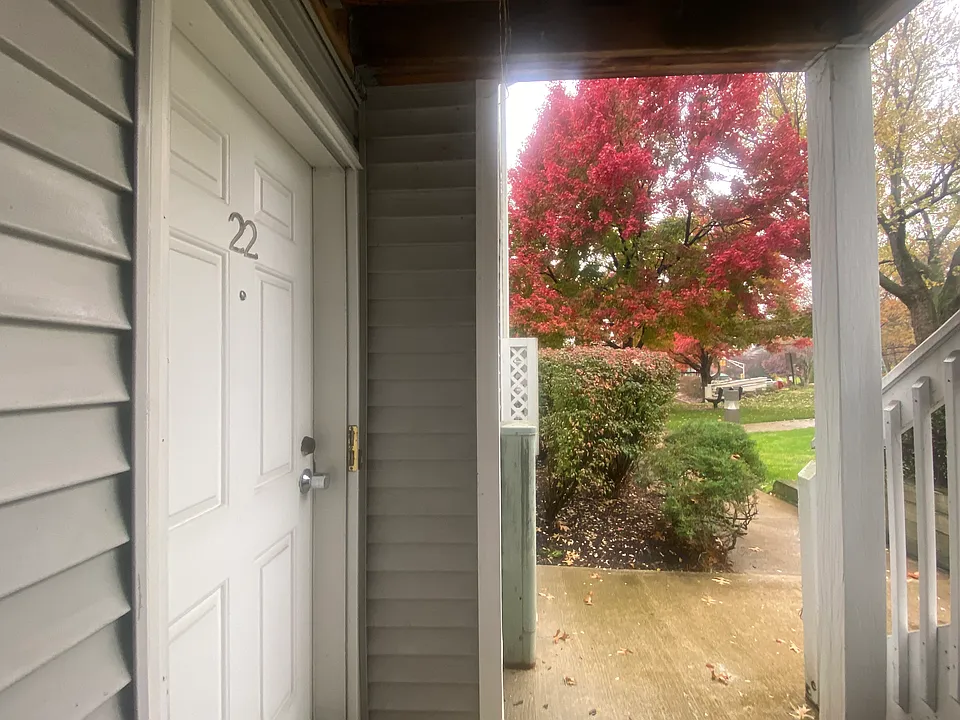 WELCOME HOME! RARE- ONE FLOOR APT IN CROSS CREEK