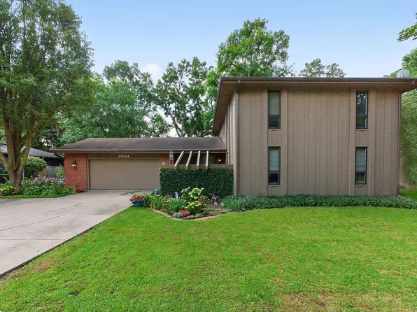 20744 S Gatehouse Dr, South Bend, IN 46637
