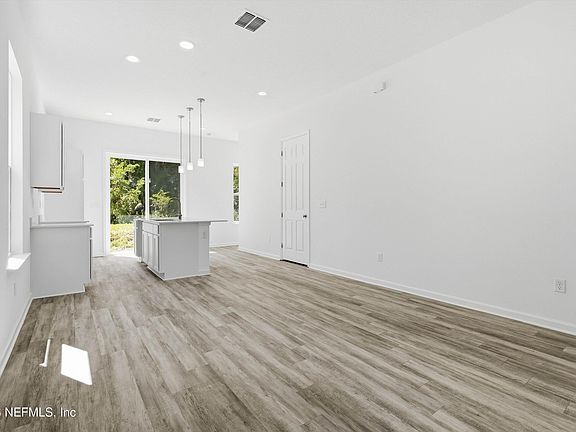5th image of 863 W 6TH Street