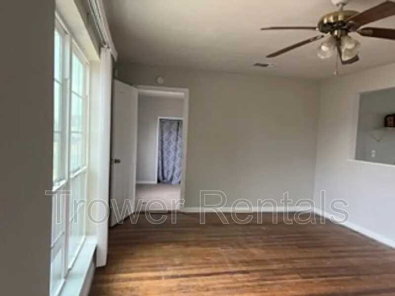 3 bed, 2.0 bath, 1160 sqft, $1,600 — Photo 3