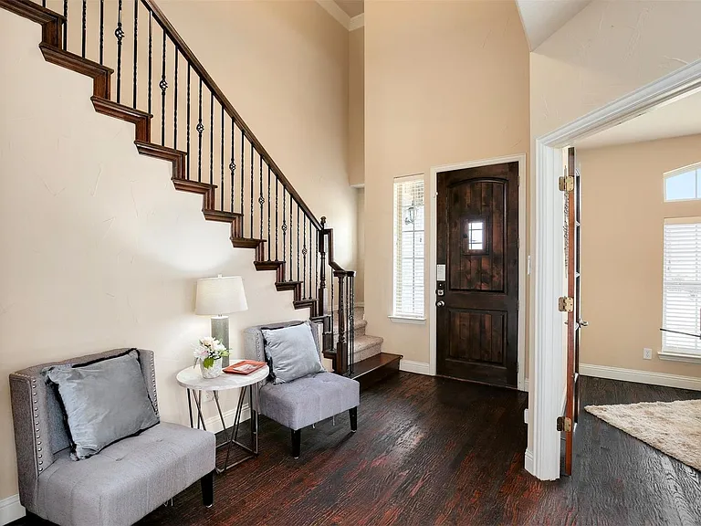 1087 Sahallee Dr — Photo 2