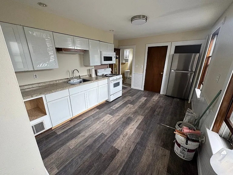 25 Clinton St #B — Photo 1