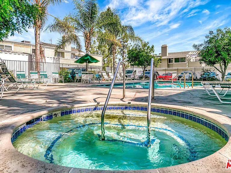 22135 Burbank Blvd #4 — Photo 44