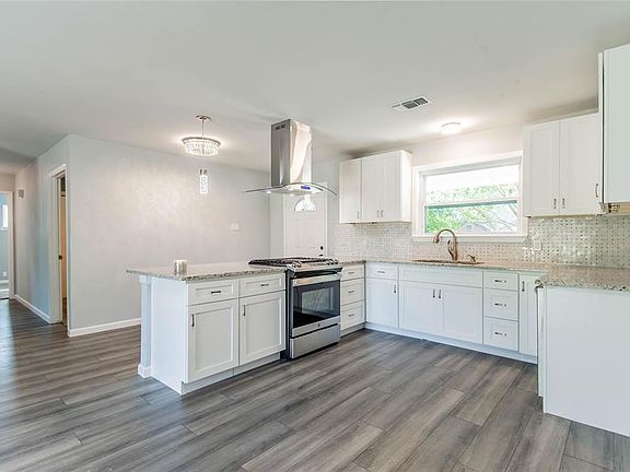 3rd image of 211 Allenwood Dr
