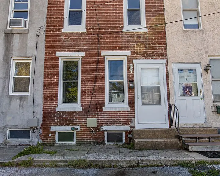 733 Center St — Photo 3