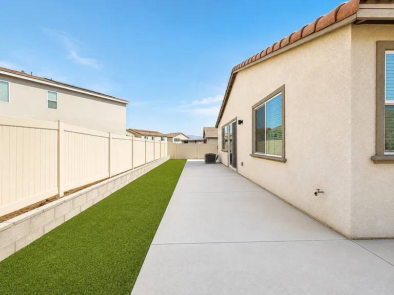 1460 Hummingbird Way — Photo 2