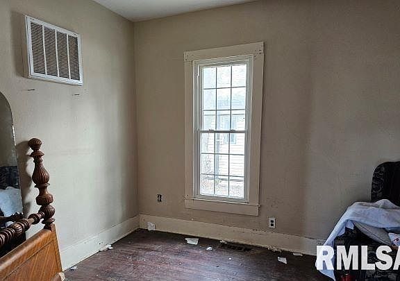 4th image of 102 E Homer Ave