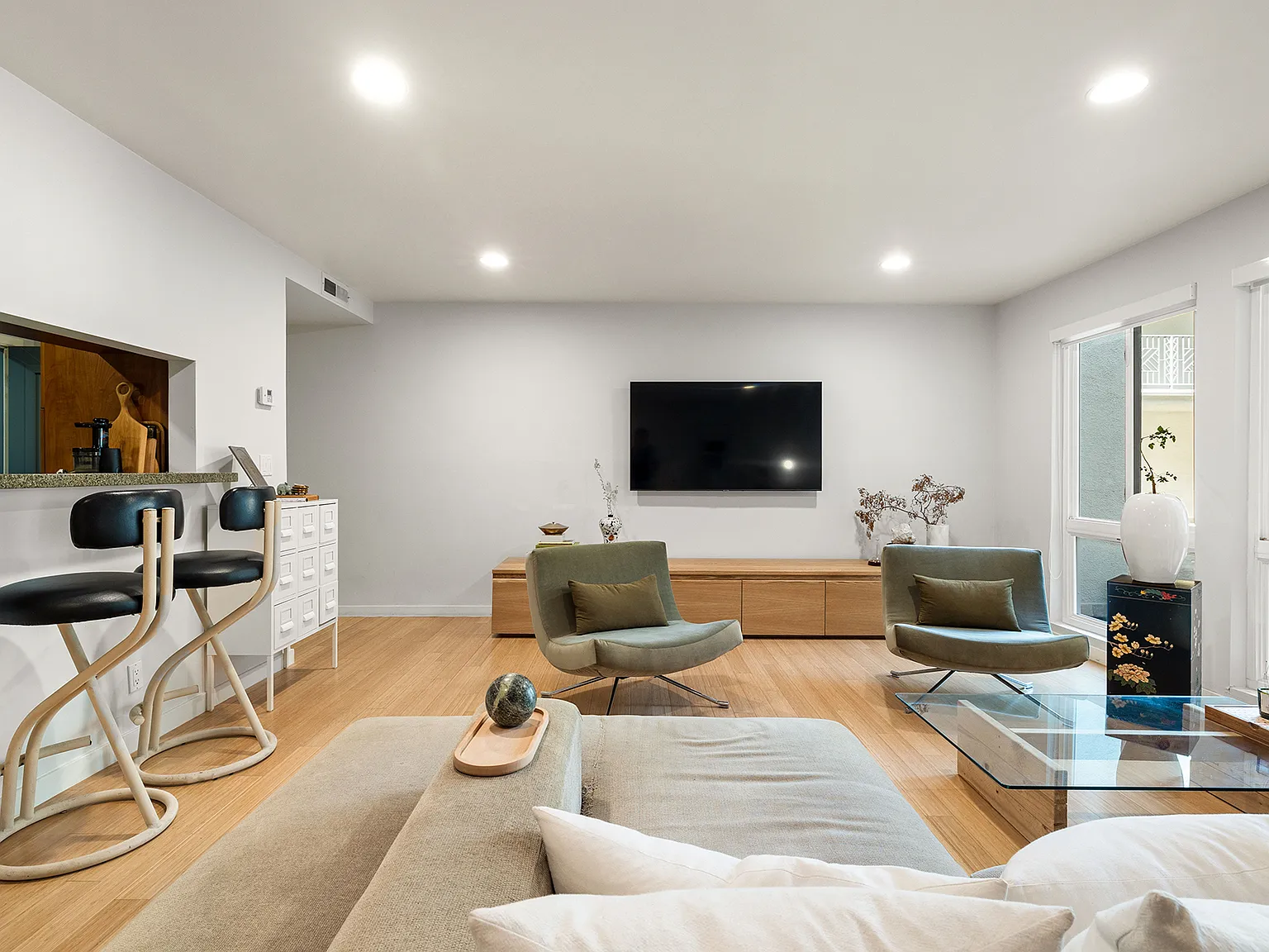 2 bed, 1230 sqft, $3,800 — Photo 1