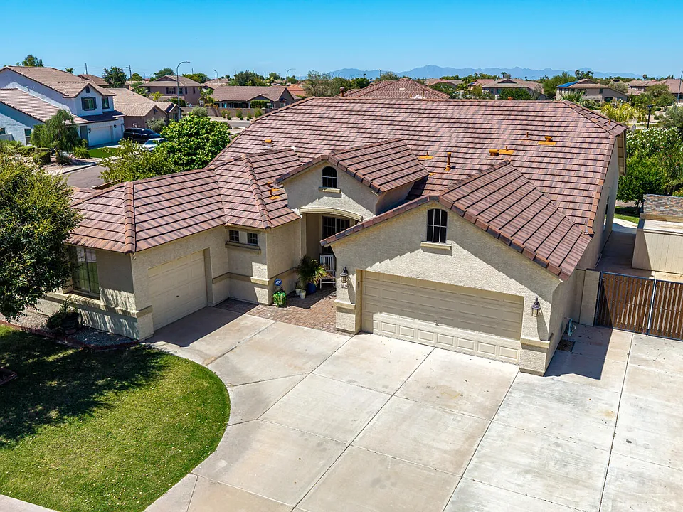 2801 E Lindrick Dr