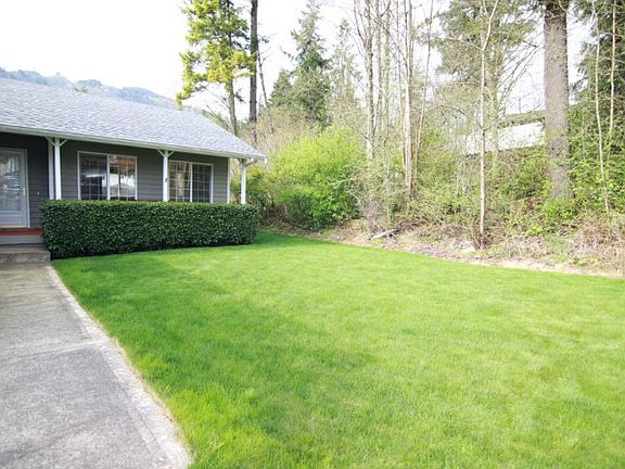 Nice open front yard. Vacant lot next door.