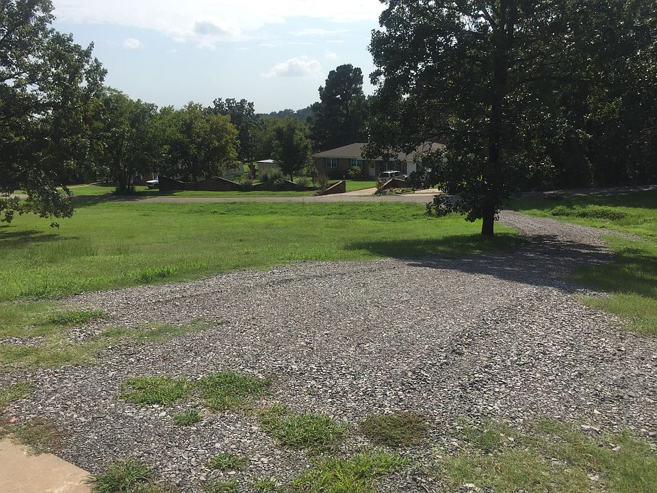 2nd image of 828 Canterbury Dr
