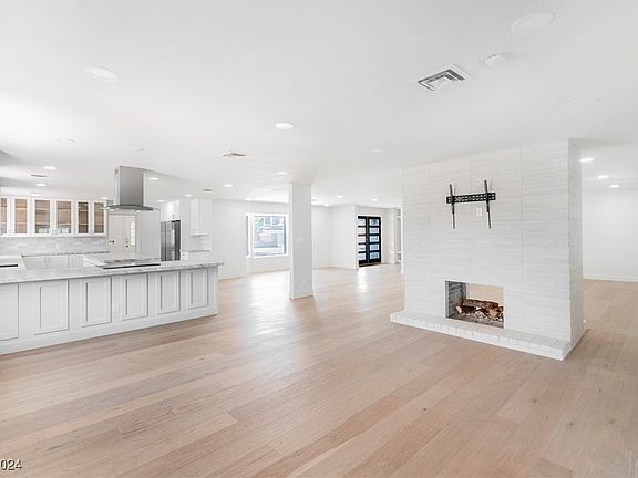 4th image of 7425 N Torrey Pines Dr