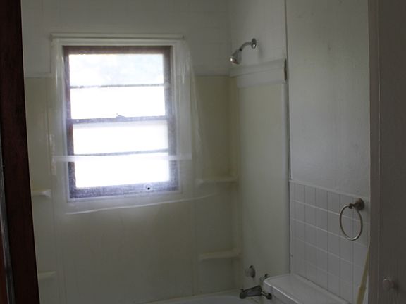 4th image of 701 E Hunt St