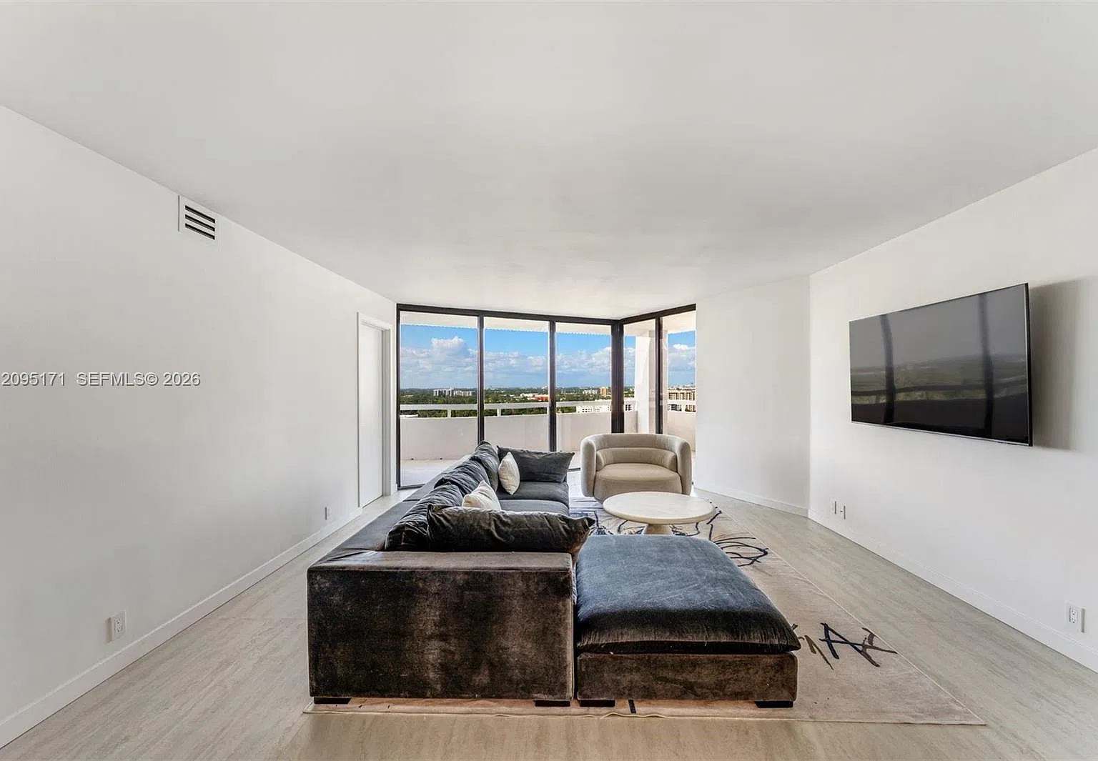 Towers Of Quayside Condo — Photo 3