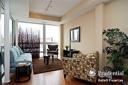 2nd image of 744 W Fullerton Ave #404