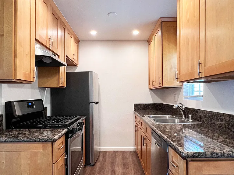2540 S Barrington Ave #6 — Photo 11