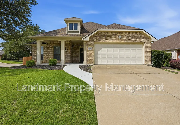 1218 Inglewood Dr — Photo 1