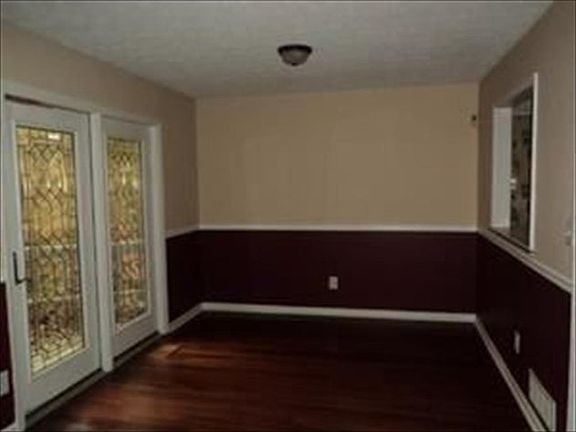 3rd image of 275 Derby Dr