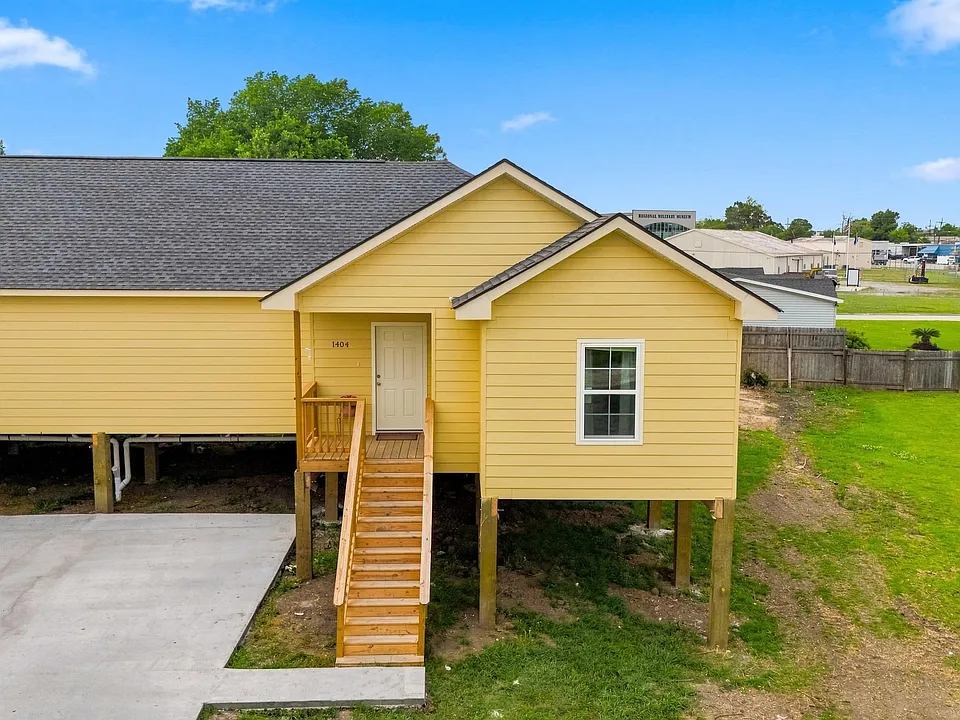 1406 Bonvillain St