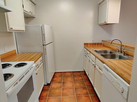 5th image of 4105 Prescott Ave #104