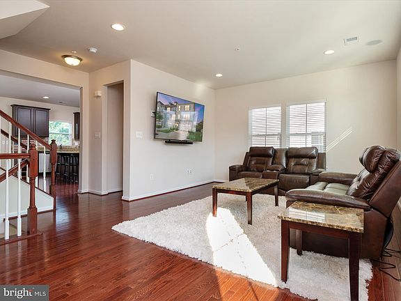 5th image of 582 Fox River Hills Way